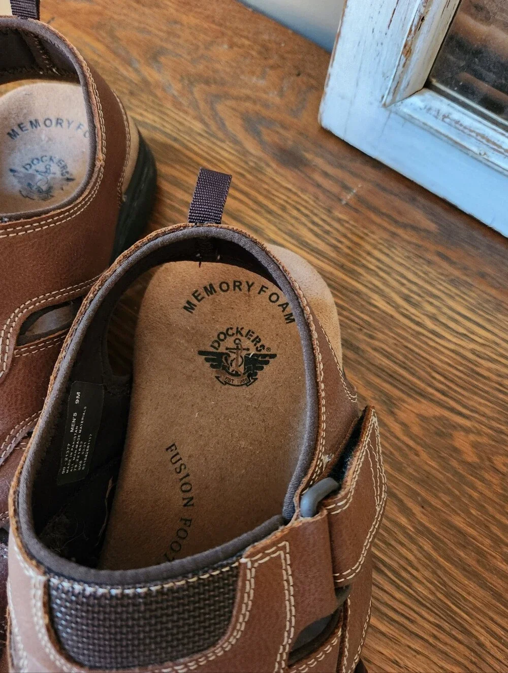 Docker's Mens Fisherman Memory Foam Sandal. EUC Sz 9